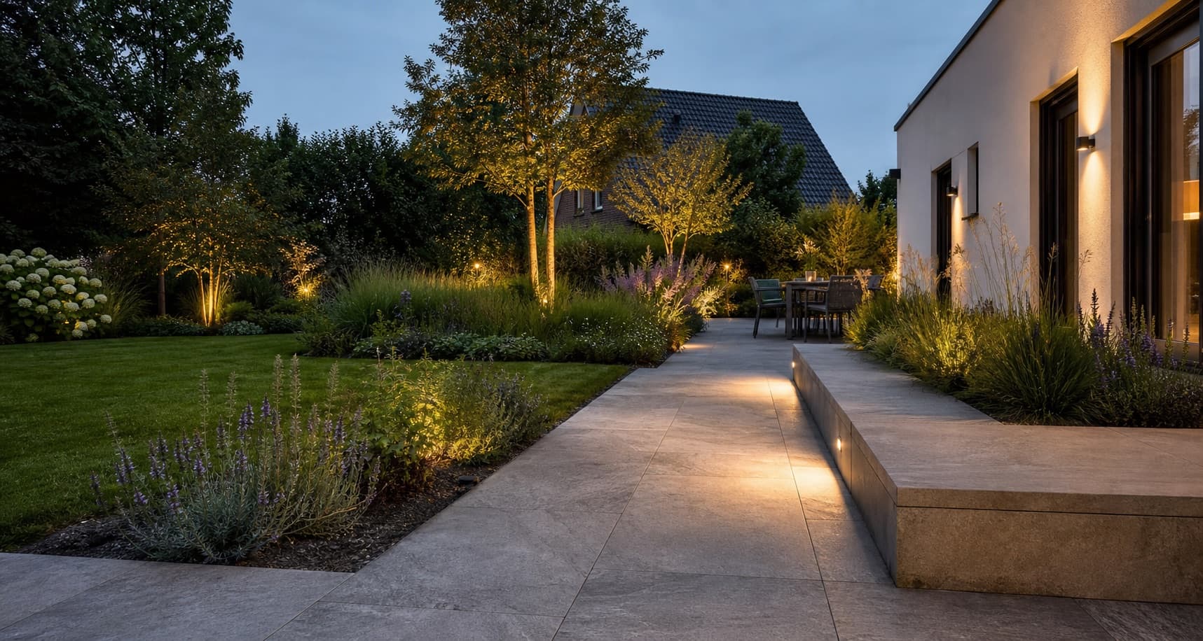 Hochwertig gestalteter Garten mit Terrasse, Naturstein, Pflanzung und Außenbeleuchtung
